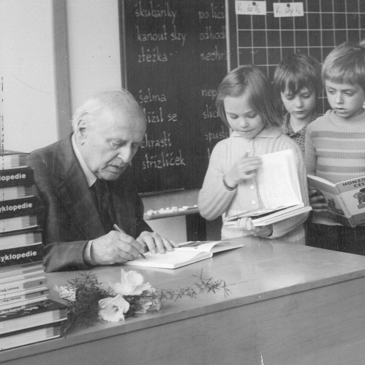 Expozice spisovatele Bohumila Říhy - Bohumil Říha s dětmi